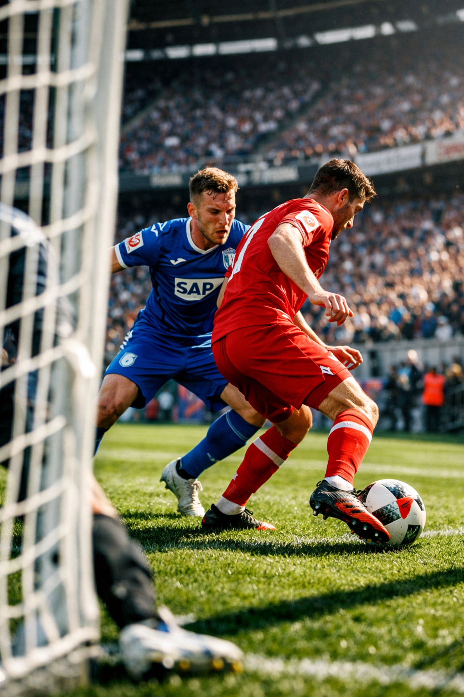 Hoffenheim Spieler im aggressiven Pressing gegen Gegner im Bundesliga-Spiel