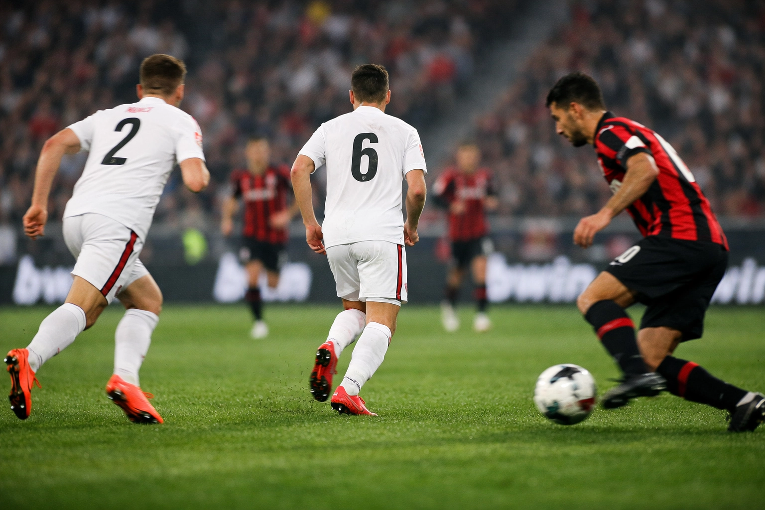 Bundesliga Spielszene zeigt taktische Rotation mit Außenverteidiger-Vorstoß und Halbraum-Bewegung