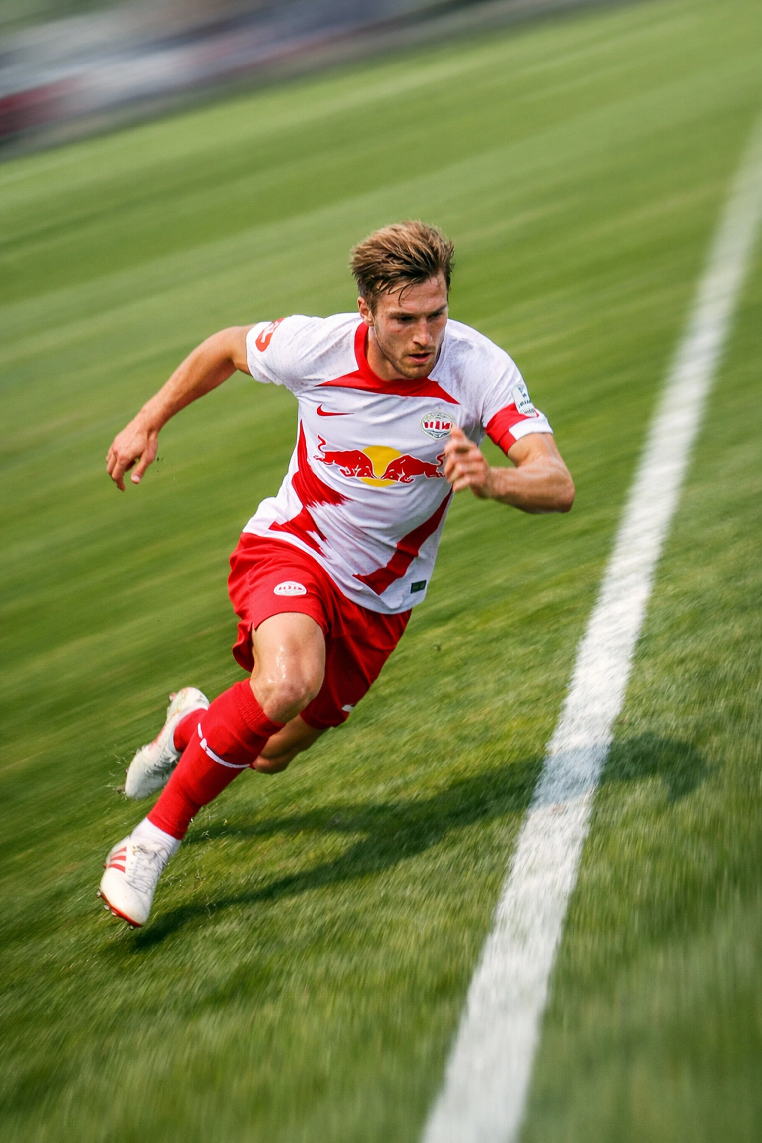 Leipzig Schienenspieler in vollem Sprint zeigt extreme Laufarbeit in der 3-4-3