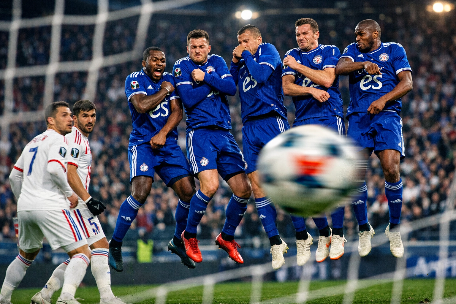 Lyon gegen Strasbourg Spielszene mit Defensivformation in der Ligue 1