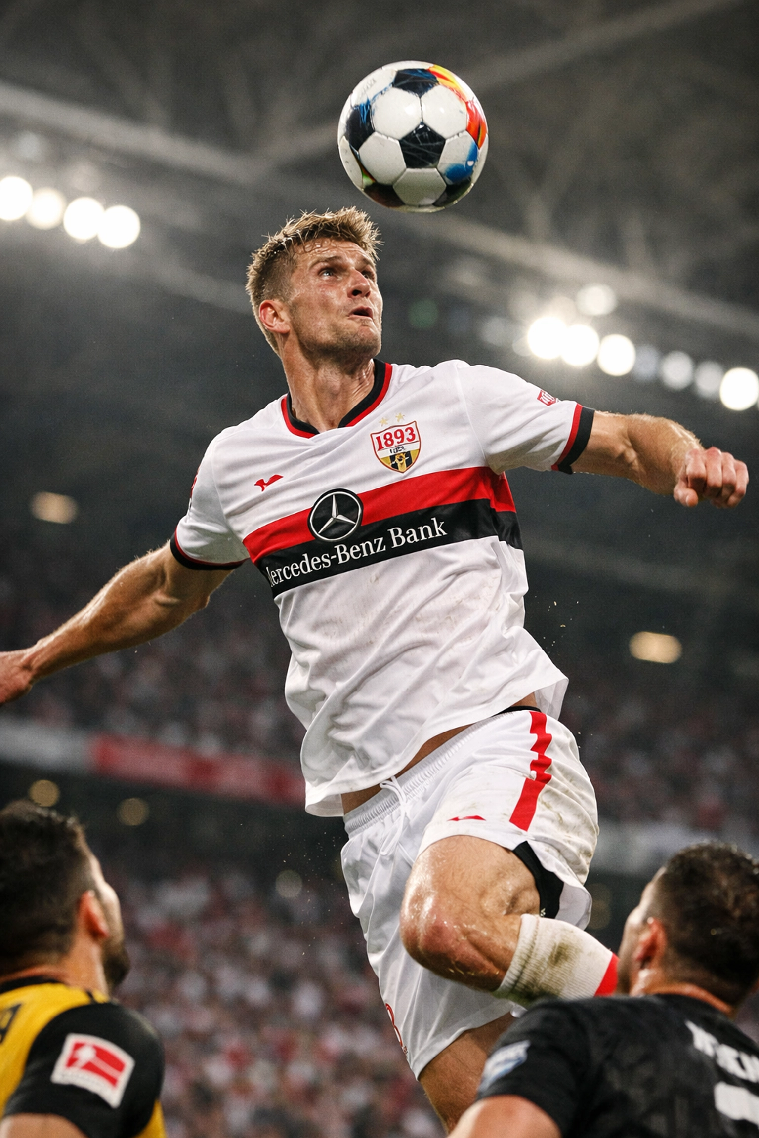 VfB Stuttgart Innenverteidiger gewinnt Luftduell im Bundesliga-Match