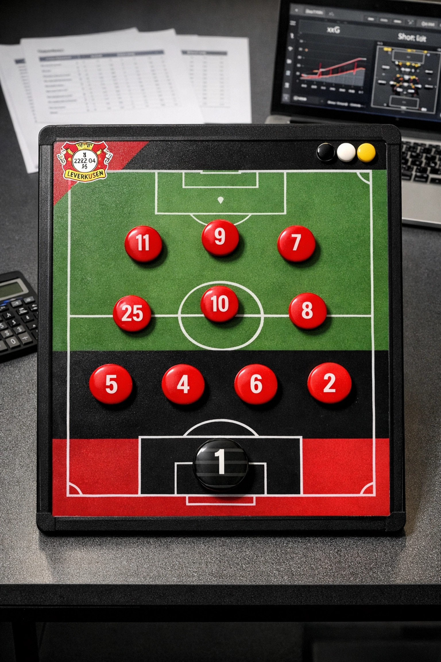 Taktiktafel mit Fußball-Formation und xG-Statistiken für Bundesliga-Analyse