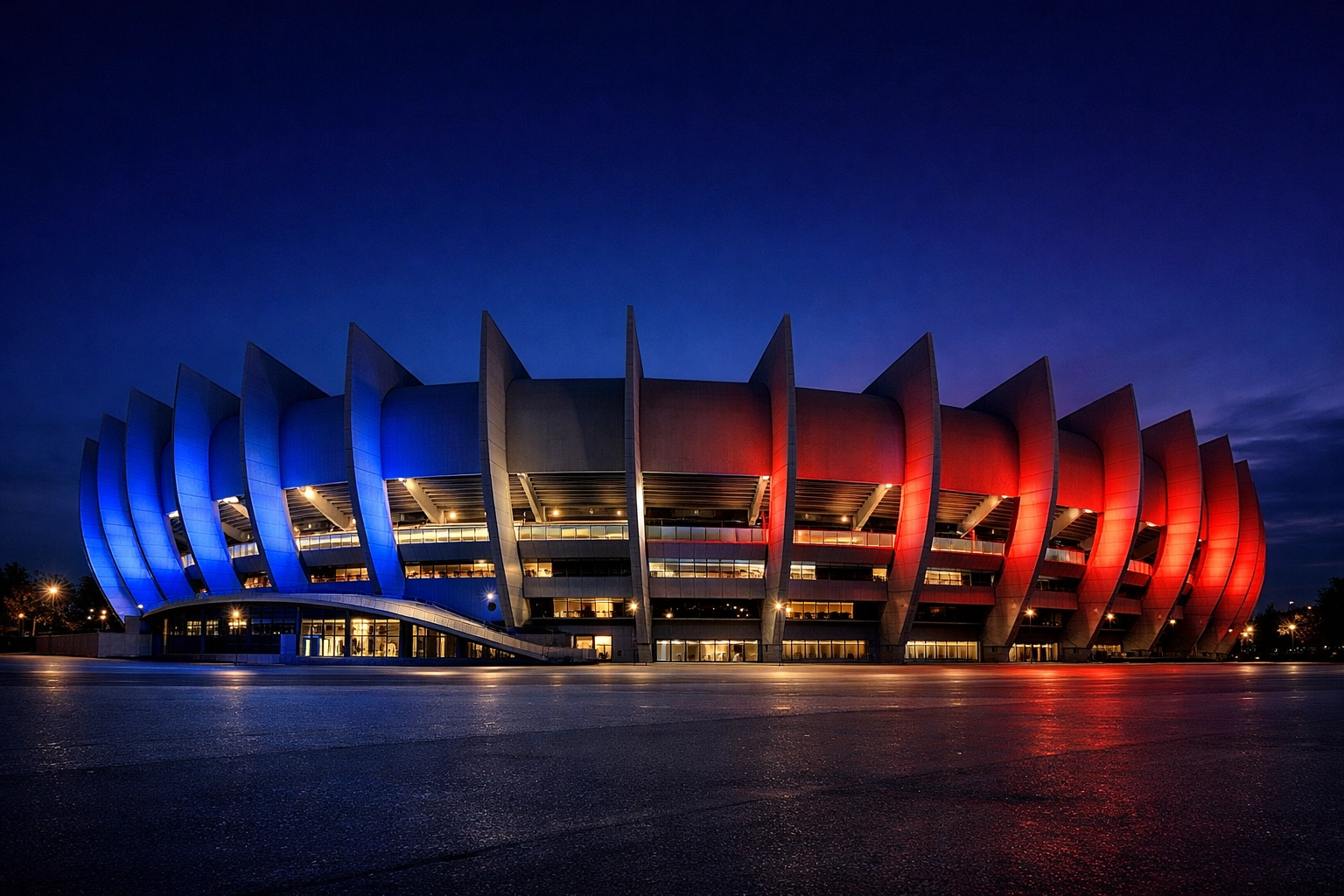 Das beleuchtete Parc des Princes Stadion vor dem Champions League Spiel in Paris.