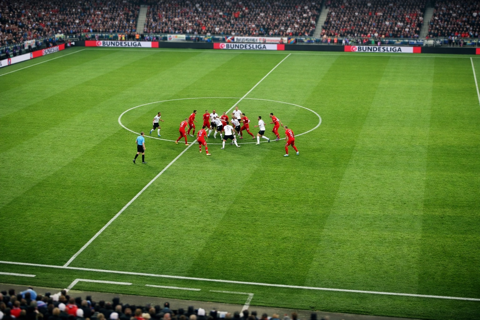 Bundesliga-Spielfeld mit leeren Flügelpositionen und überfülltem Mittelfeld