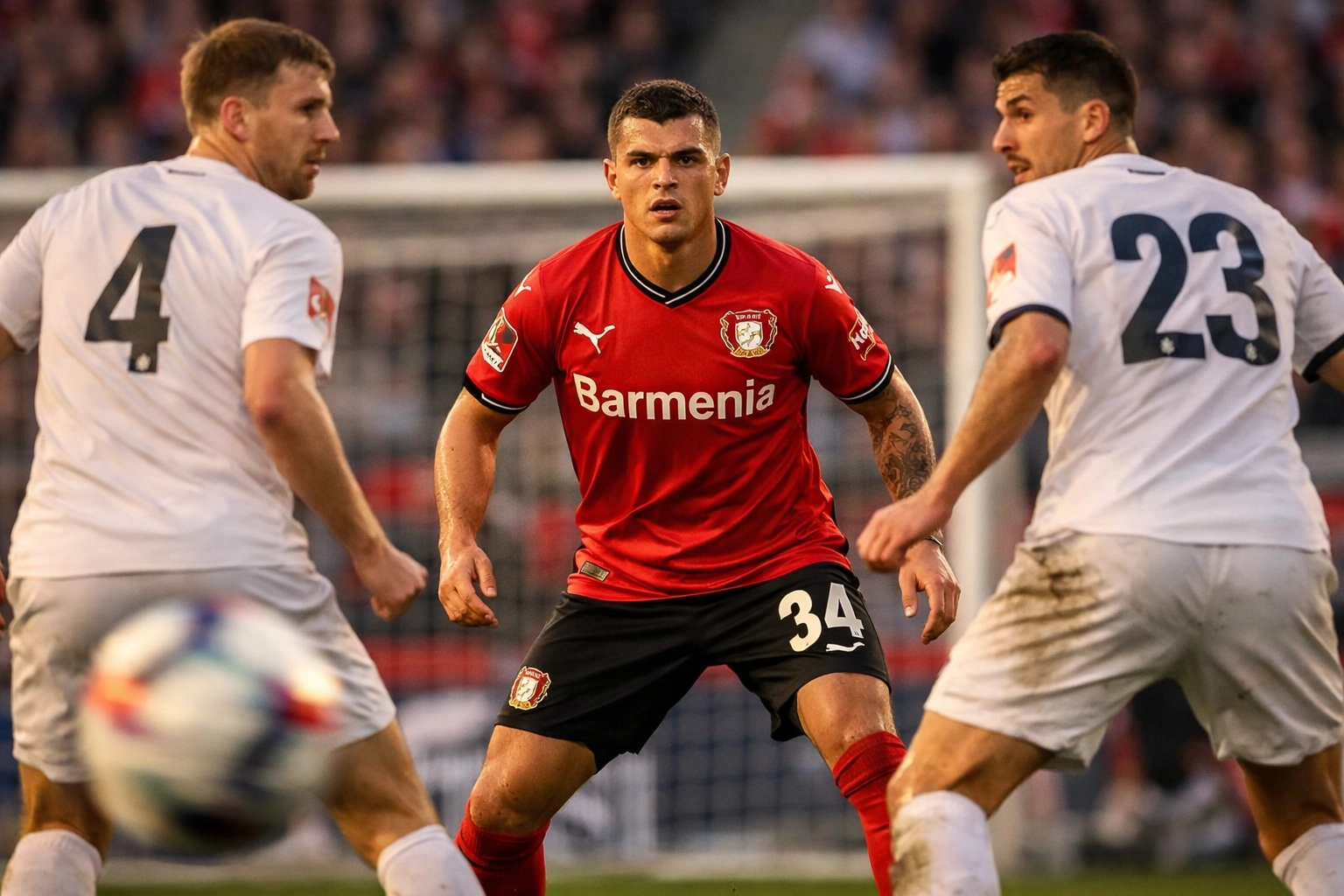 Granit Xhaka als falsche Neun zwischen gegnerischen Innenverteidigern in Bundesliga-Spiel
