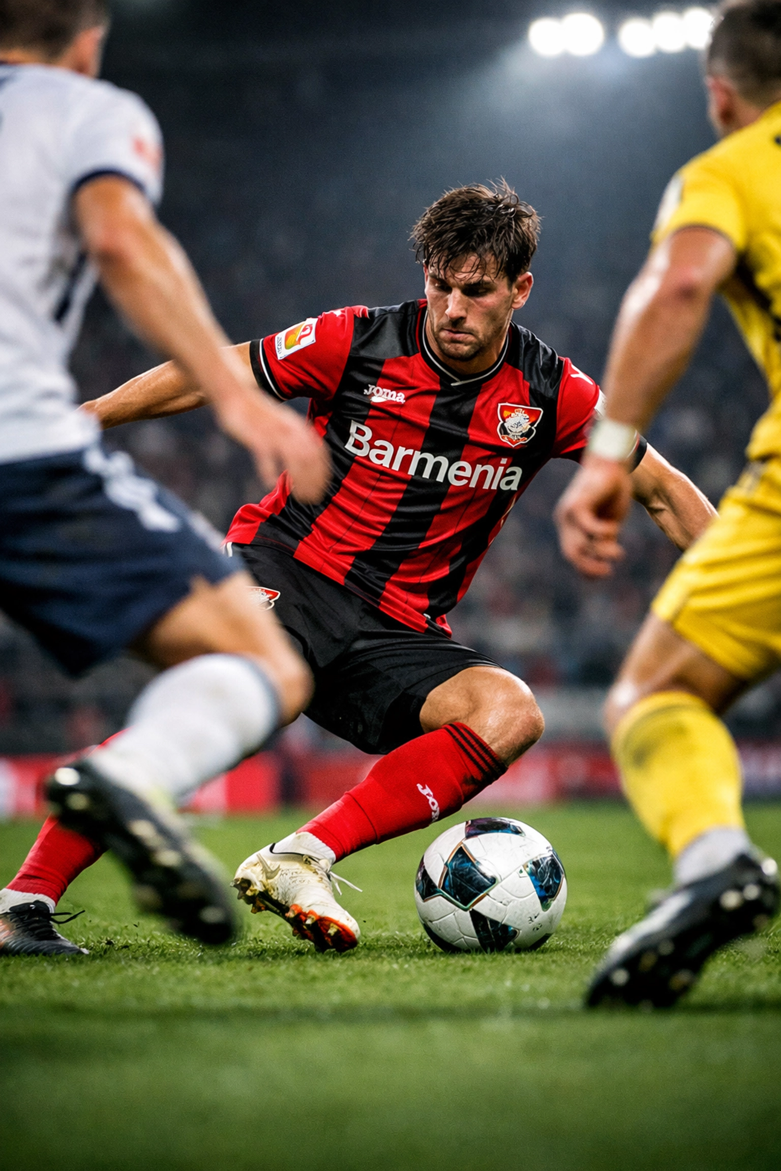 Leverkusen Offensivspieler mit Körpertäuschung zwischen zwei Verteidigern demonstriert Technik