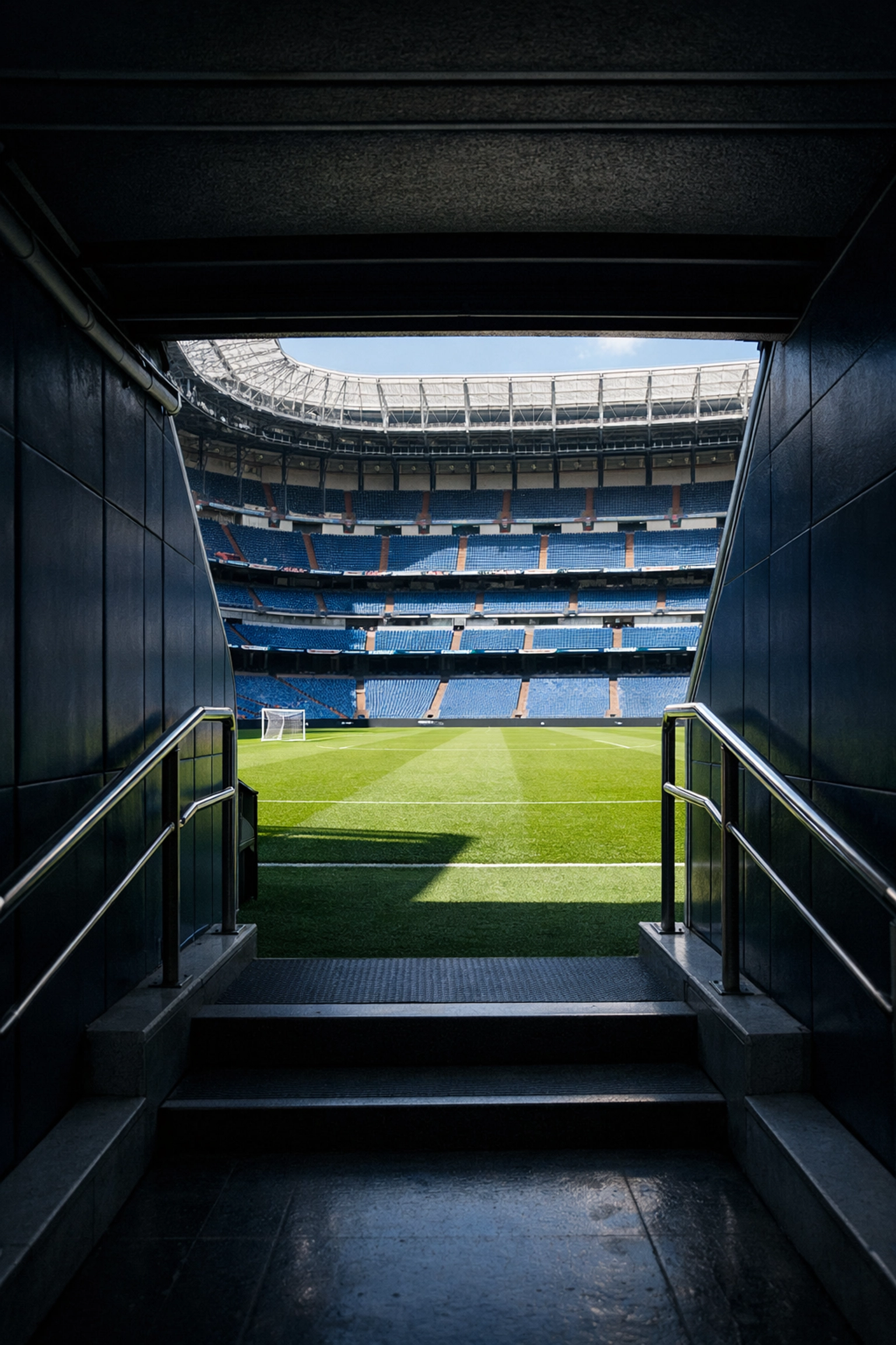 Blick aus dem Spielertunnel des Santiago Bernabéu Stadions in Madrid.