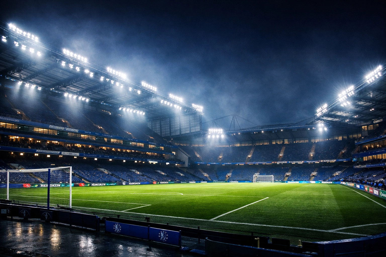 Die beleuchtete Stamford Bridge in London vor dem Champions League Rückspiel Chelsea gegen PSG.