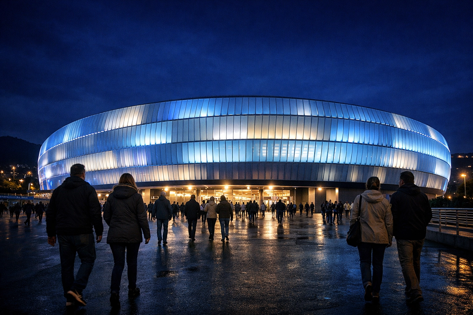 Abendliche Außenansicht der Reale Arena in San Sebastián für das Spiel Real Sociedad gegen Osasuna.