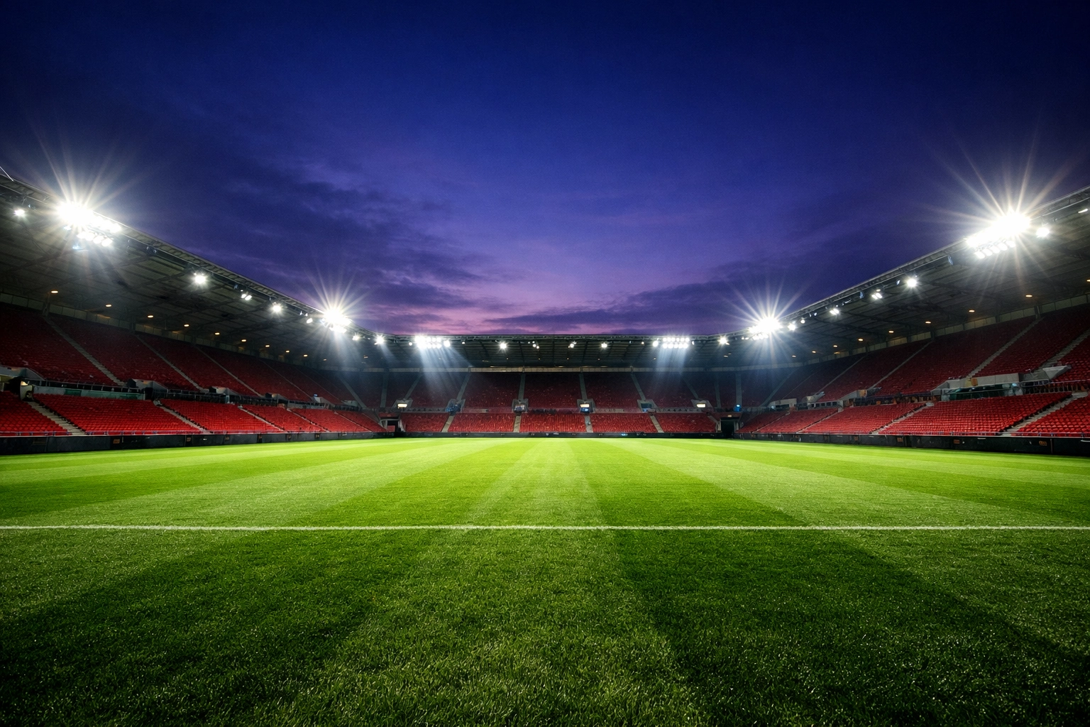 Die beleuchtete MEWA ARENA in Mainz vor dem Conference League Spiel gegen Sigma Olomouc.