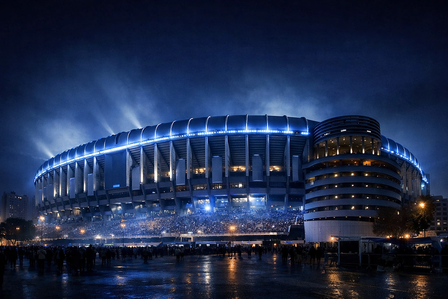 Das beleuchtete Santiago Bernabéu Stadion in Madrid vor dem Champions League Spiel gegen Manchester City.