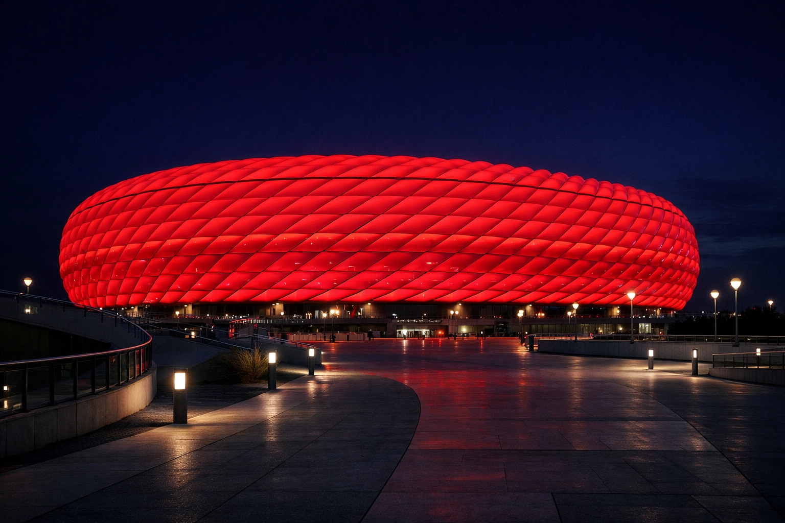 Die rot leuchtende Allianz Arena in München vor dem Champions League Rückspiel gegen Atalanta.