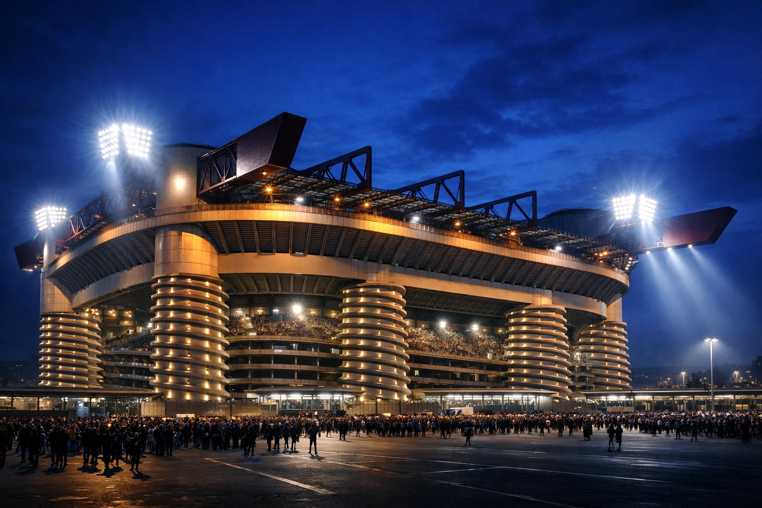Das beleuchtete Giuseppe-Meazza-Stadion (San Siro) in Mailand vor dem Serie A Topspiel.