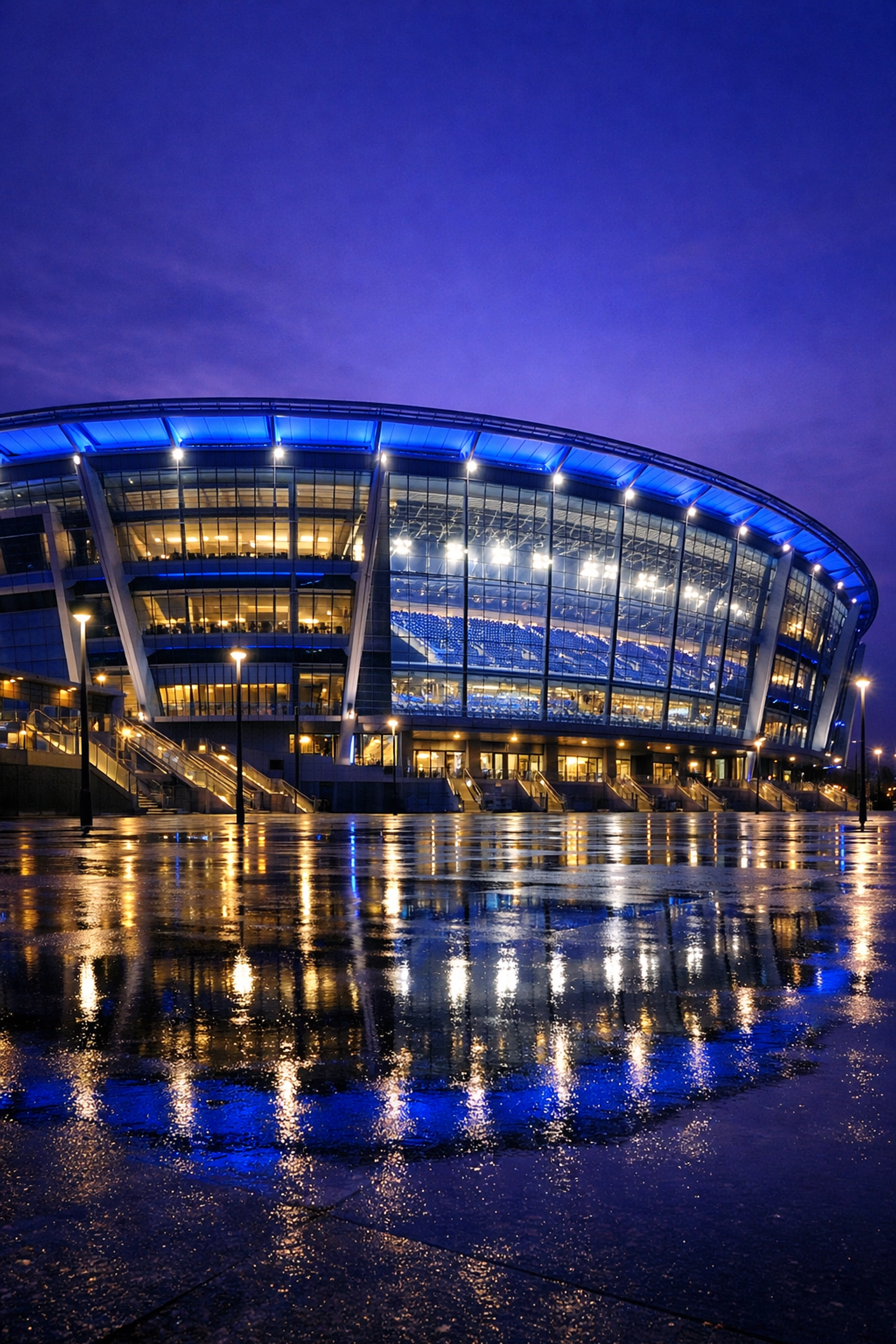 Beleuchtetes modernes Stadion bei Dämmerung vor dem Topspiel Olympique Lyon gegen Lille.