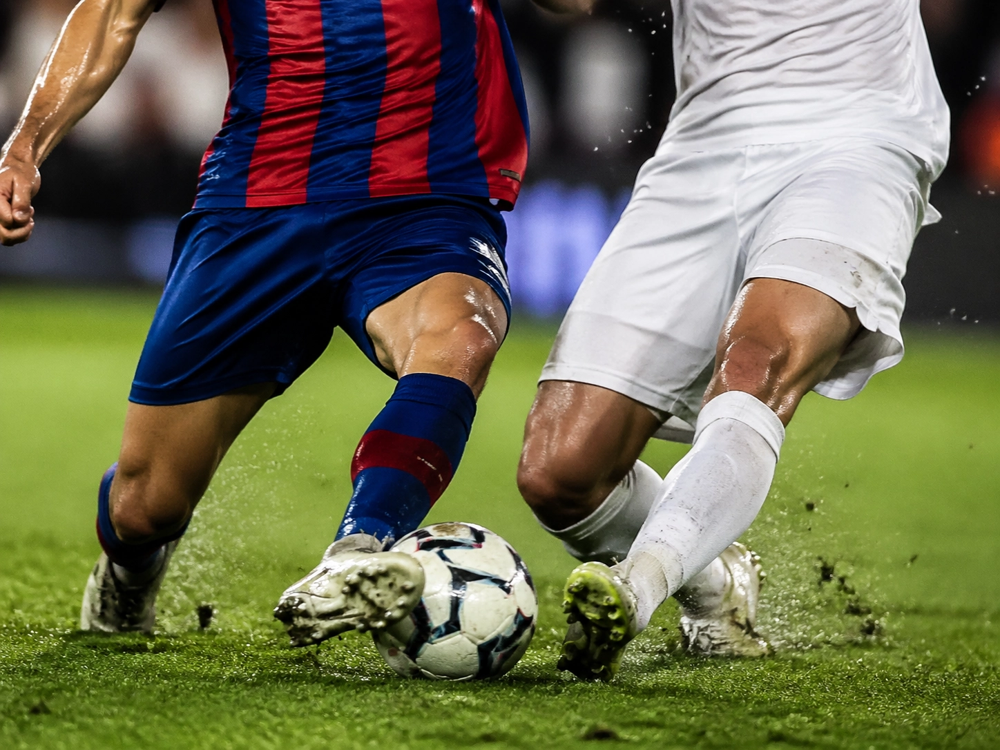 Zweikampf-Szene zwischen Spielern von San Lorenzo und Santos bei der Sudamericana Analyse.