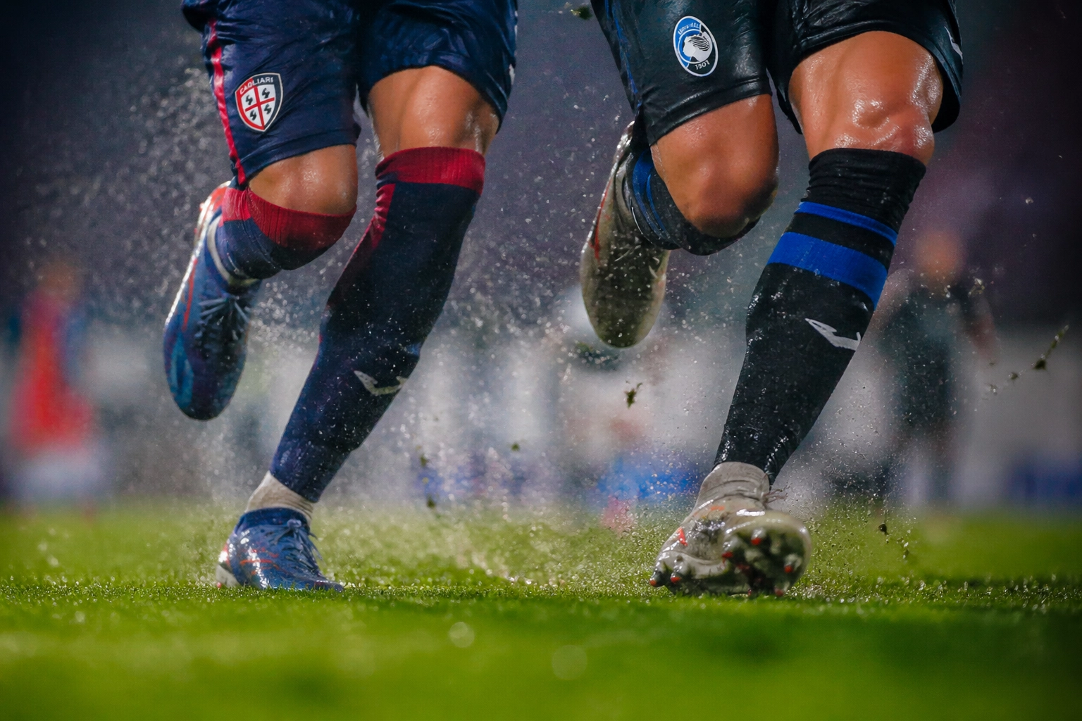 Nahaufnahme eines Zweikampfs zwischen Spielern von Cagliari und Atalanta Bergamo zur Serie A Taktik-Analyse.