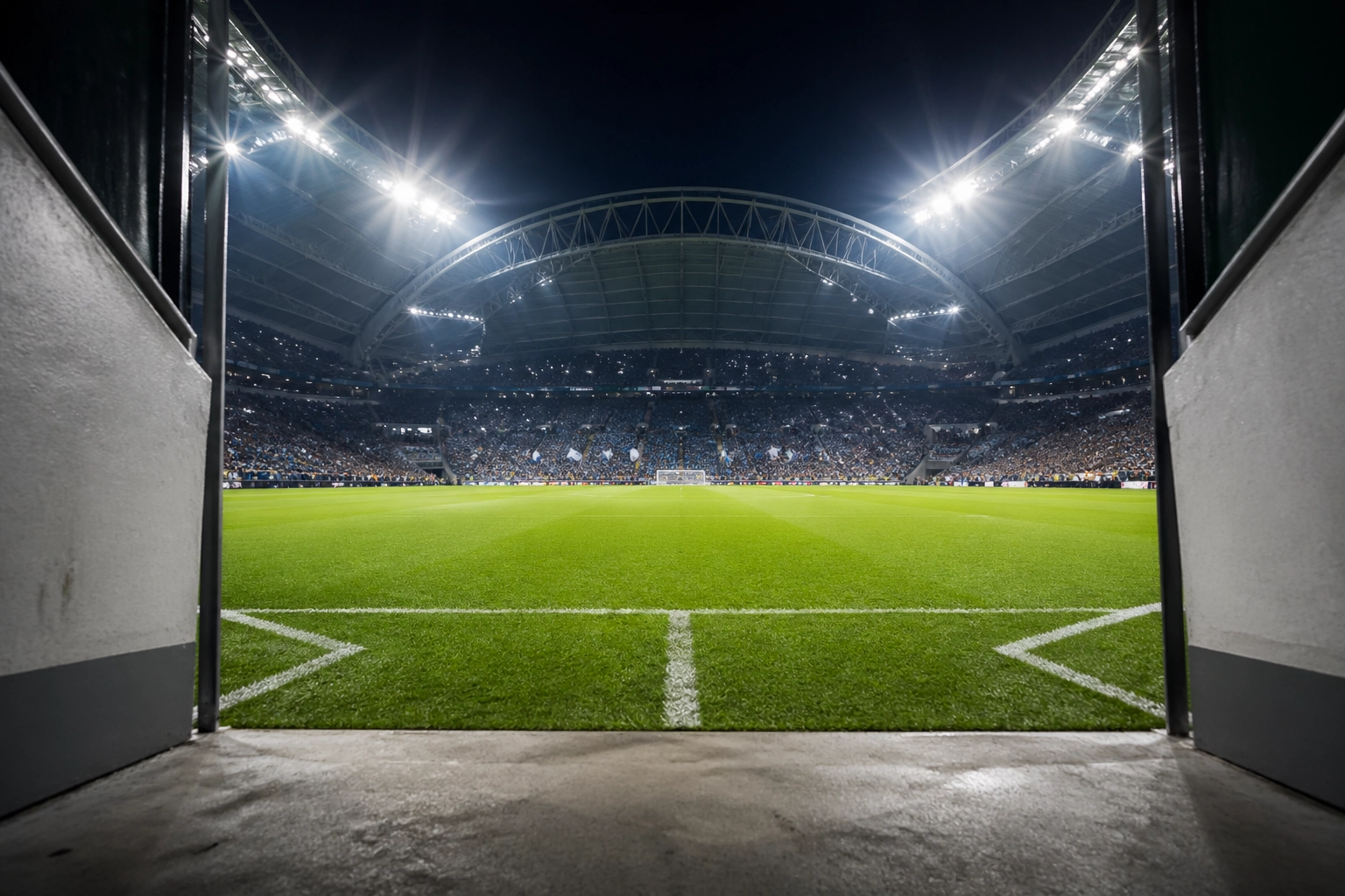 Blick auf das Spielfeld im Vélodrome vor dem Spiel Marseille gegen OGC Nizza.
