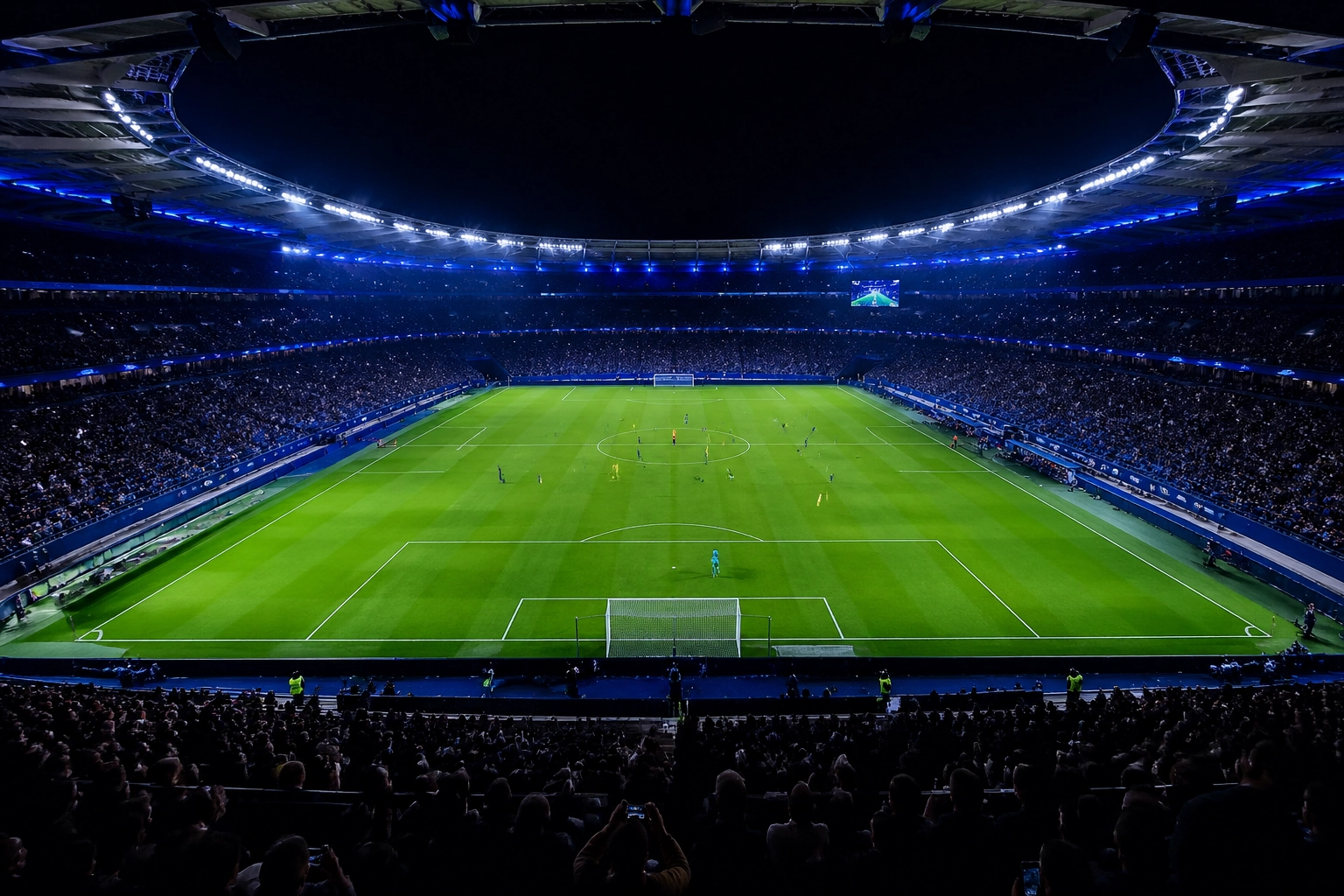 Panorama-Blick auf den Parc des Princes während der Ligue 1 Partie zwischen PSG und RC Lens bei Nacht.