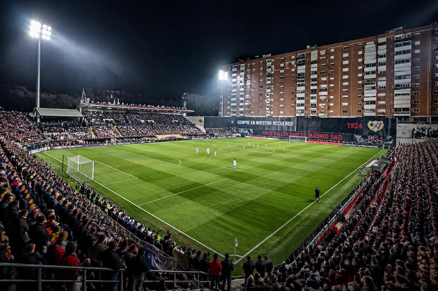 Atmosphäre im Stadion Vallecas beim Conference League Halbfinale Rayo Vallecano gegen Straßburg