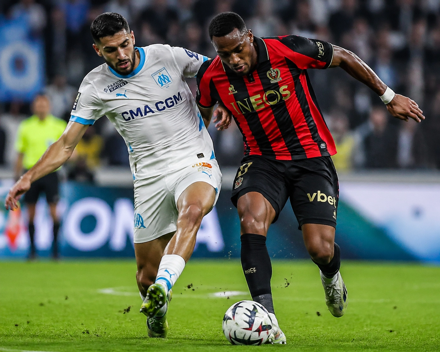 Intensiver Zweikampf zwischen Marseille und Nizza Spielern in der Ligue 1.