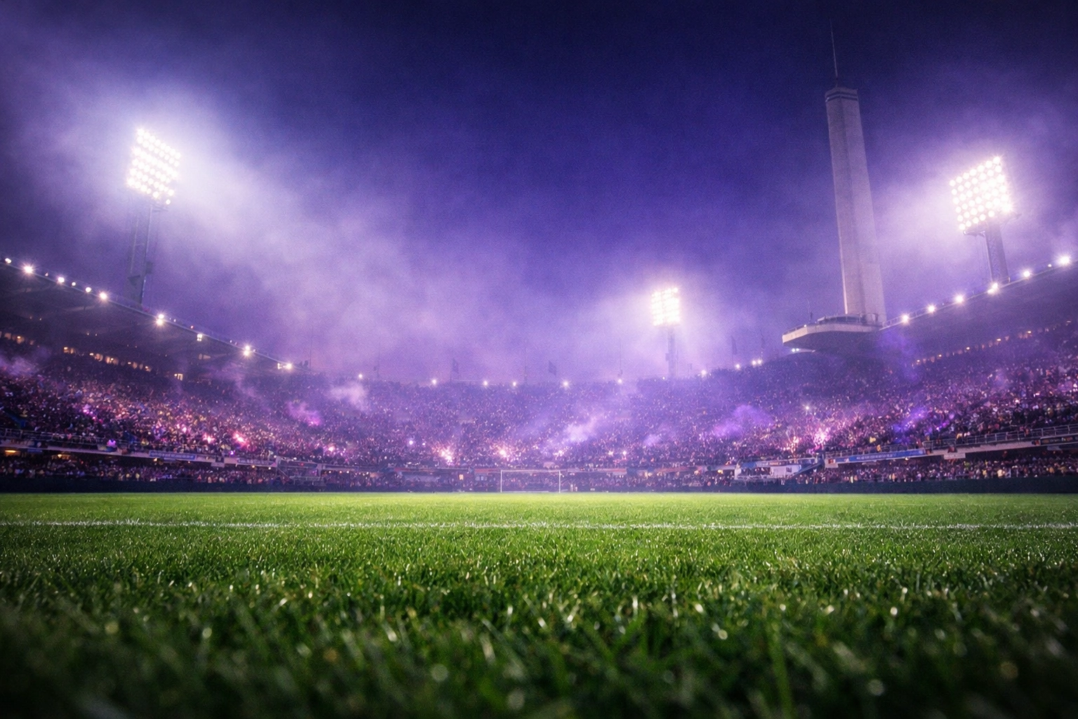 Stadionatmosphäre bei Nacht im Stadio Artemio Franchi vor dem Spiel Florenz gegen Crystal Palace.
