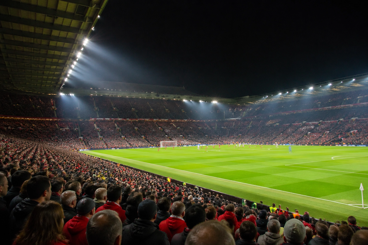 Abendspiel-Atmosphäre im Old Trafford Stadion unter Flutlicht für Manchester United gegen Brentford.