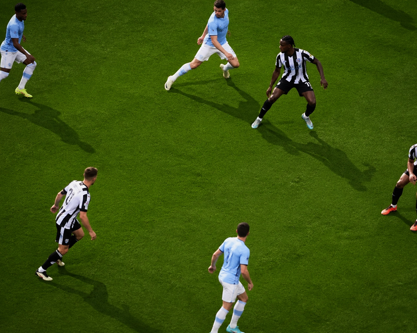Taktische Formation von Lazio Rom und Udinese Calcio Spielern auf dem Spielfeld zur Analyse.