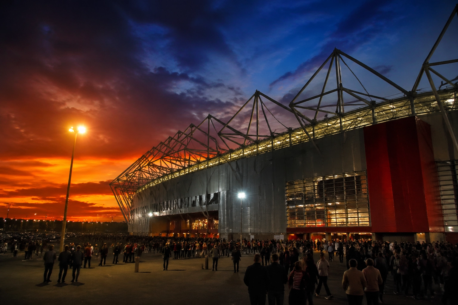 St. Mary's Stadium in Southampton bei Flutlicht vor dem Spiel gegen Ipswich Town.