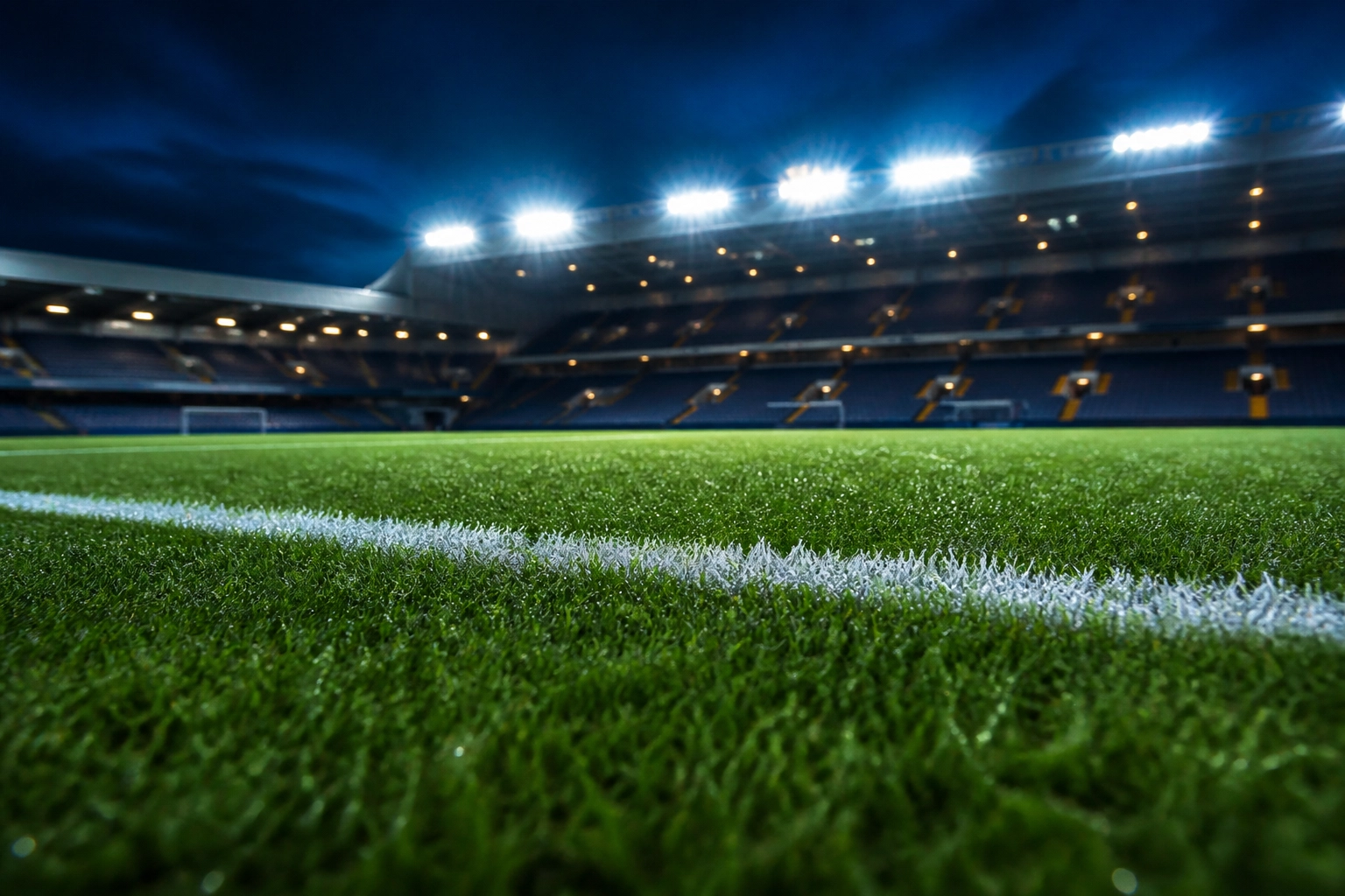 Detailaufnahme eines Fußballfeldes bei Nacht für den Premier League Wett-Tipp von Liverpool.