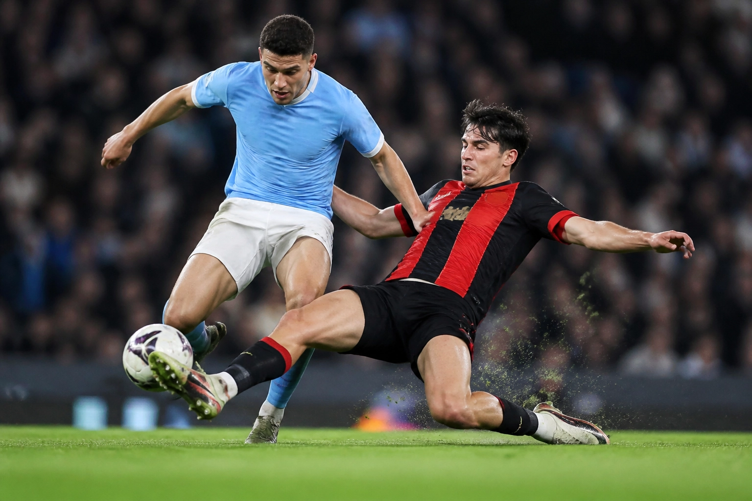Intensiver Zweikampf zwischen Spielern von Bournemouth und Manchester City auf dem Rasen.