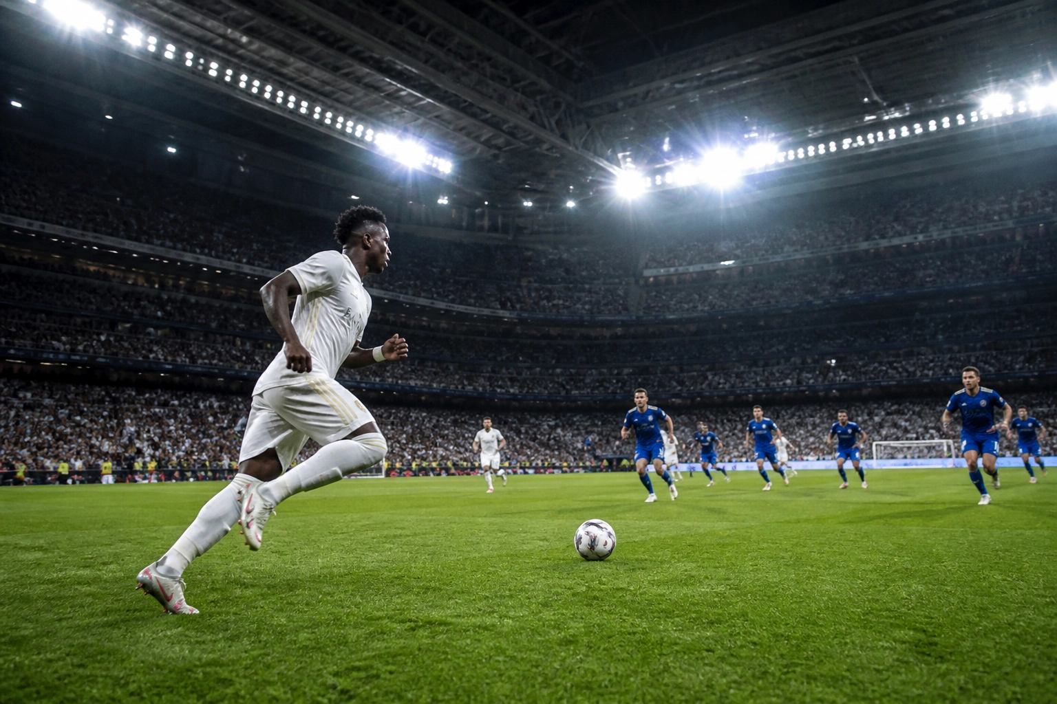 Real Madrid Spieler im Angriff gegen Real Oviedo im Santiago Bernabéu Stadion am 14.05.2026.
