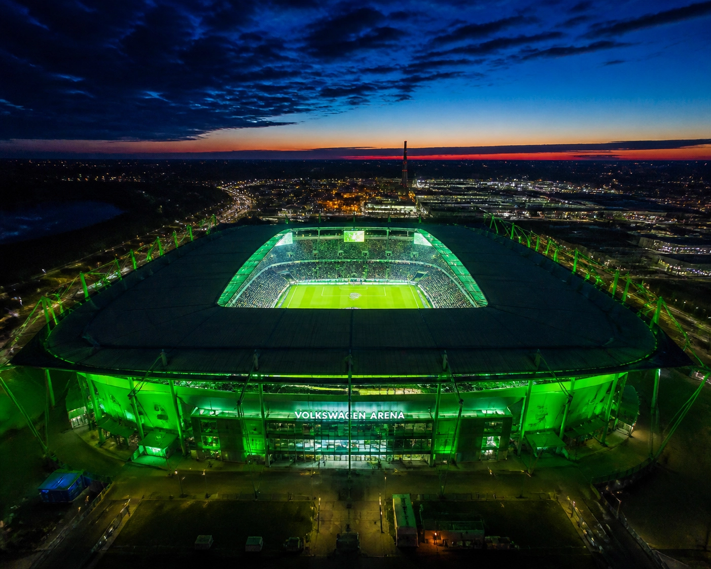 Beleuchtete Volkswagen Arena in Wolfsburg für die Bundesliga-Partie gegen den FC Bayern.