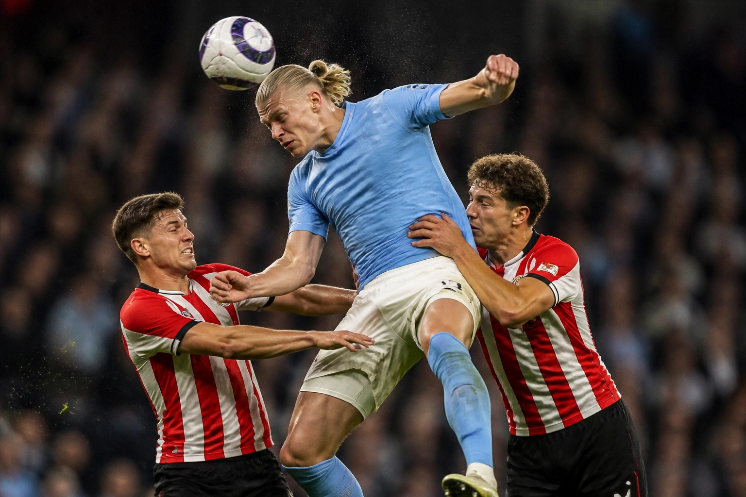 Intensiver Kopfball-Zweikampf zwischen Manchester City und Brentford in der Premier League.