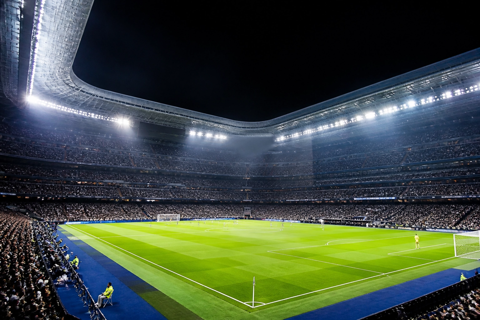 Stadionatmosphäre im Santiago Bernabéu bei Nacht für den Champions League Wett-Tipp