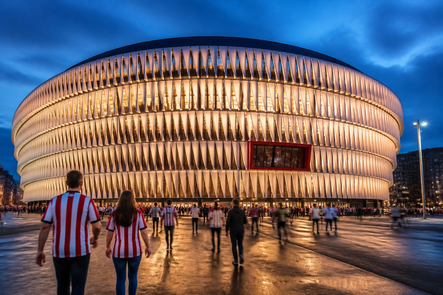 Das beleuchtete San Mamés Stadion in Bilbao vor dem La Liga Duell gegen Valencia CF