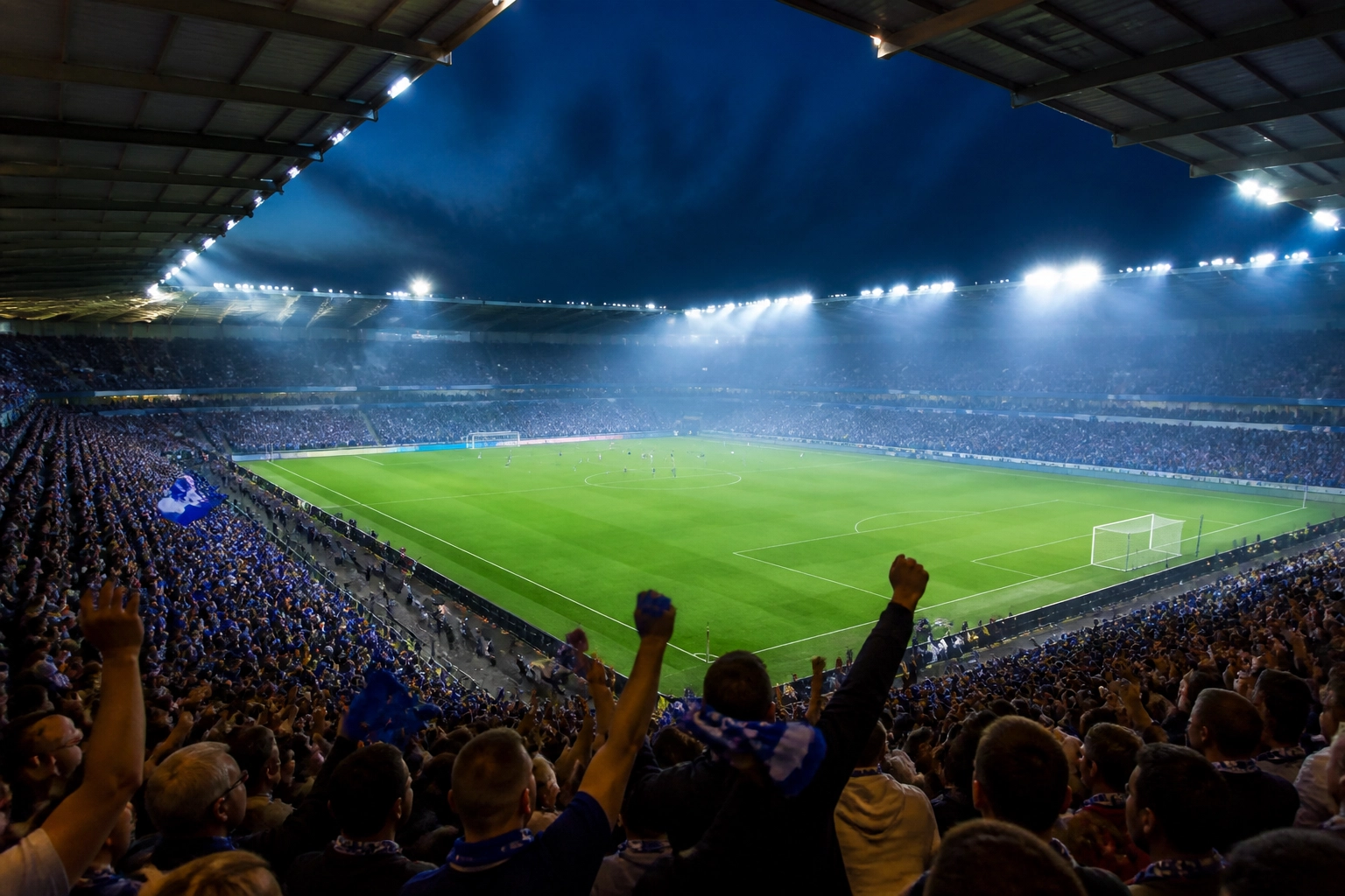 Ausverkaufte Cegeka Arena in Genk bei Flutlicht während der Belgien Play-offs.