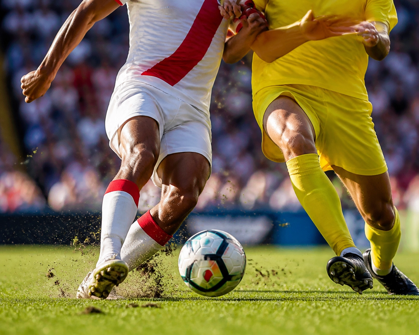 Nahaufnahme eines Fußball-Zweikampfs während der La Liga Begegnung Rayo Vallecano gegen Villarreal.
