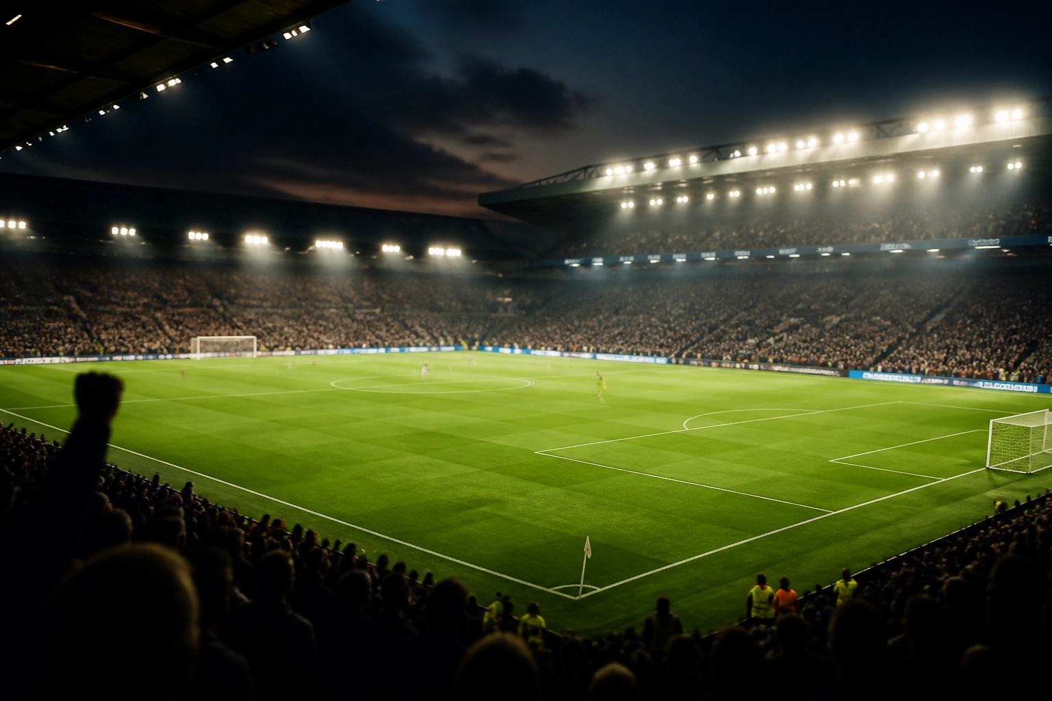 Fußballstadion bei Flutlicht zur Premier League Partie Manchester United gegen Nottingham Forest.