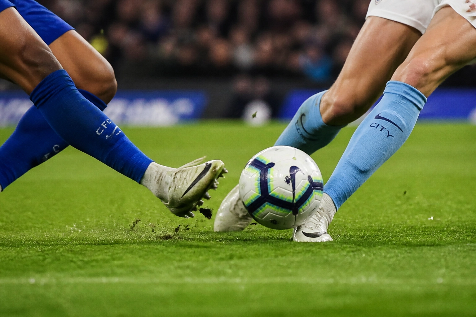 Intensiver Zweikampf im Mittelfeld während der taktischen Analyse von Chelsea gegen Manchester City.