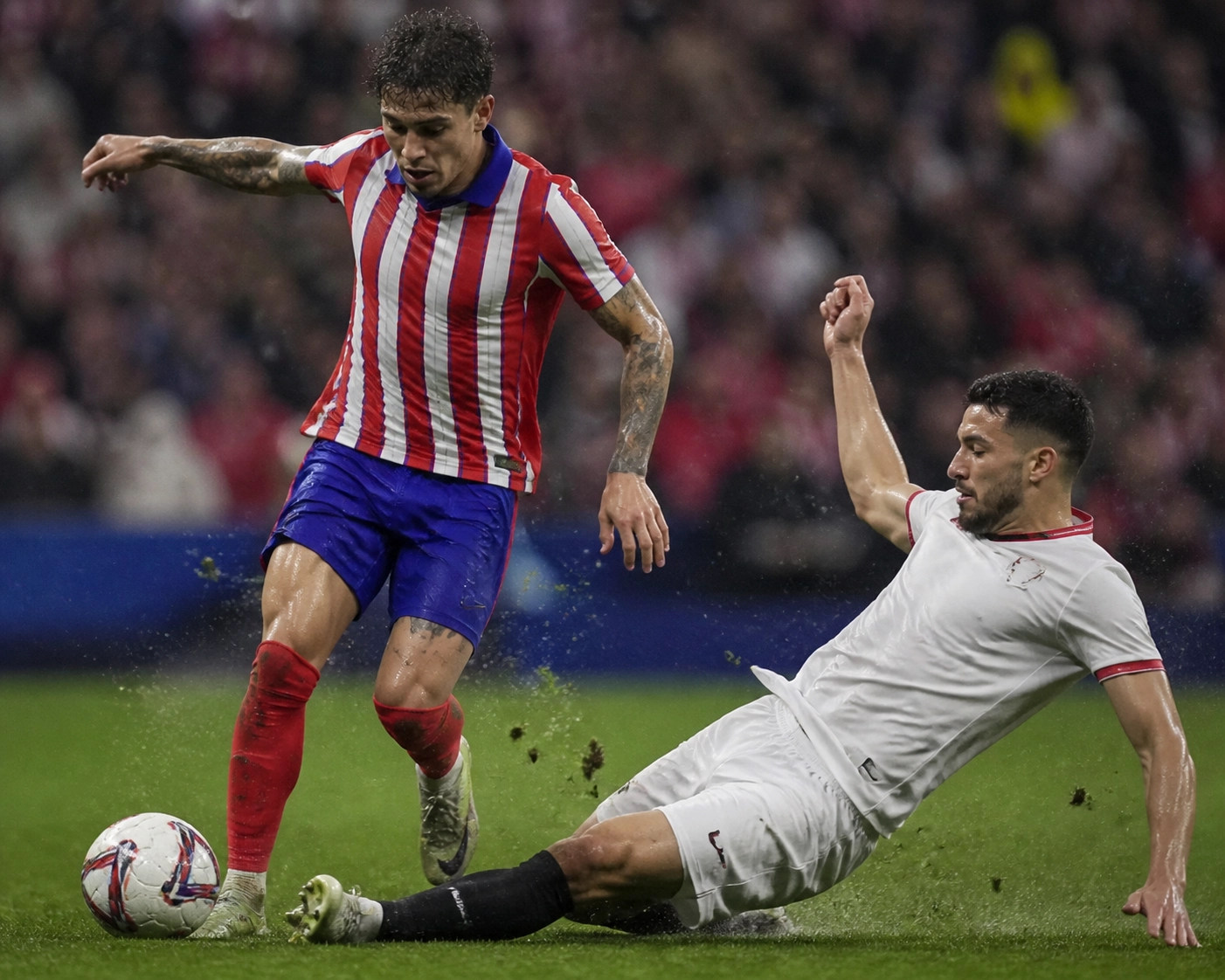 Taktischer Zweikampf zwischen Atletico Madrid und Sevilla Spielern als Teil der detaillierten Match-Analyse.