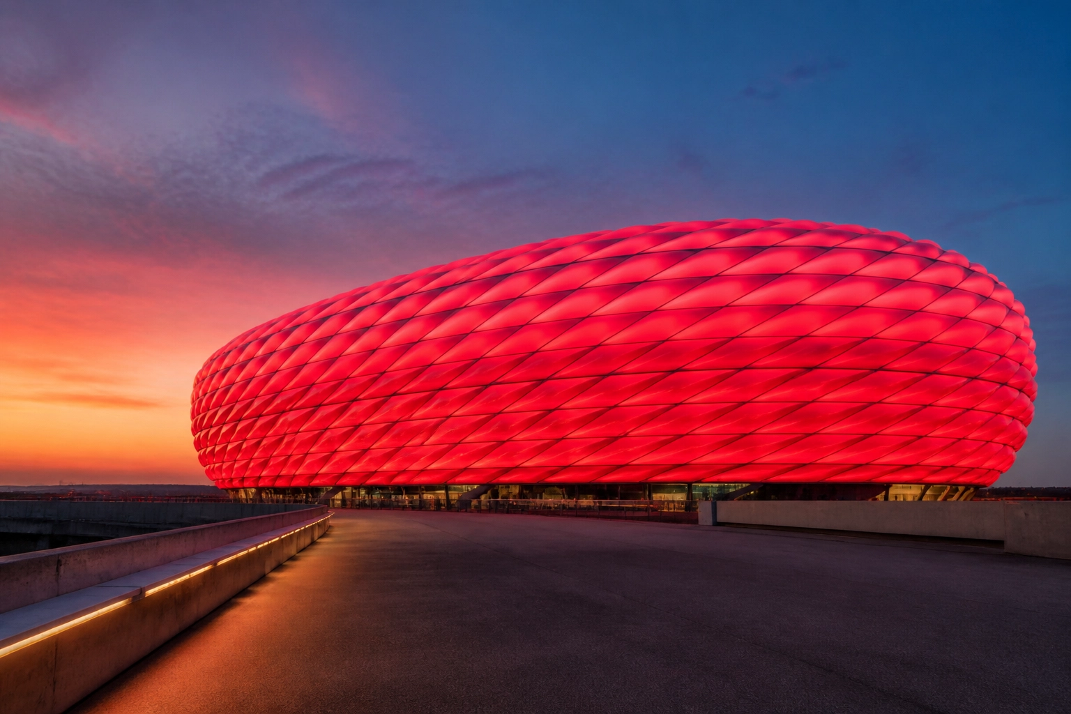 Die beleuchtete Allianz Arena vor dem Bundesliga-Topspiel FC Bayern gegen RB Leipzig am 16.05.2026.