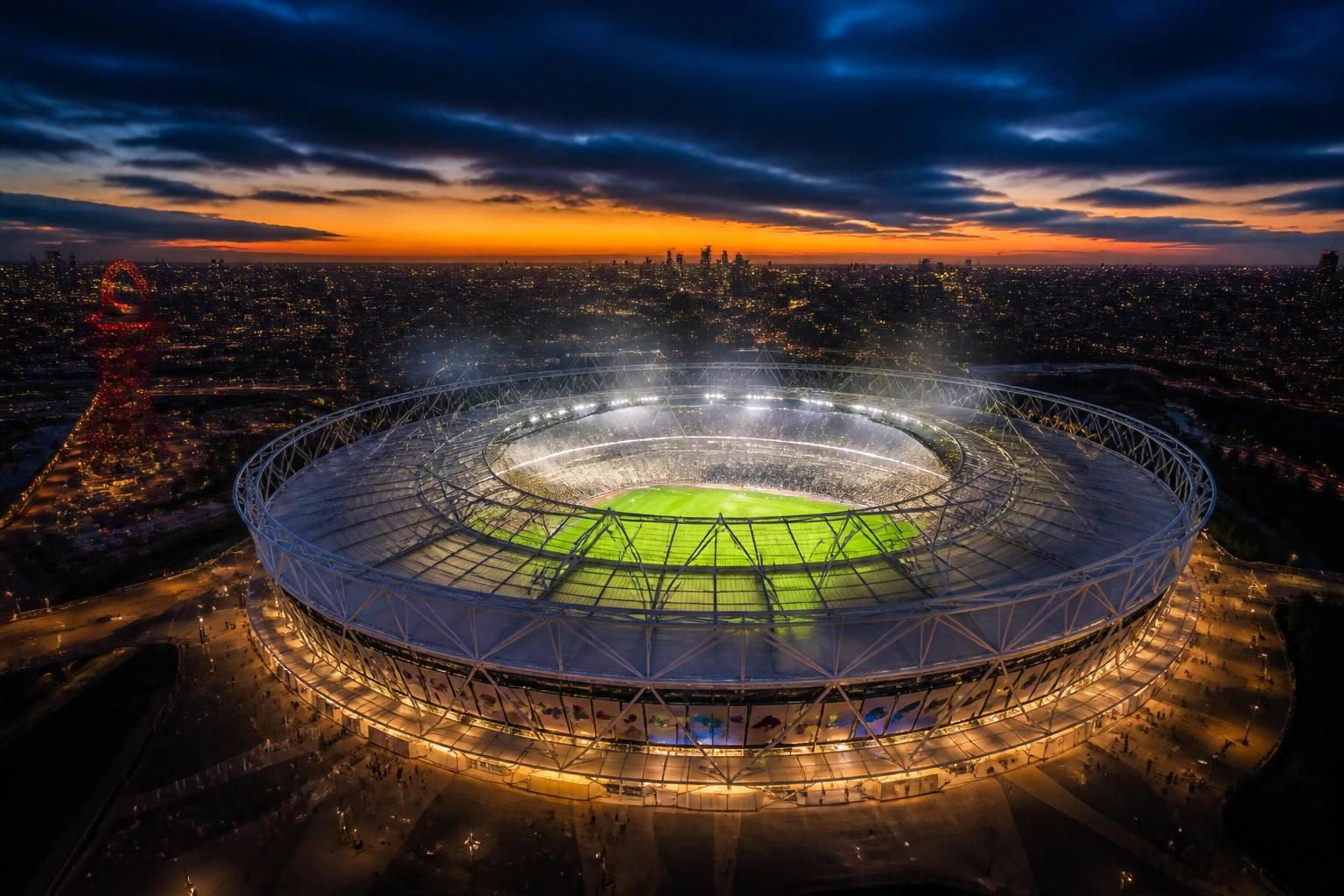 Beleuchtetes London Stadium vor dem Premier League Spiel West Ham United gegen Arsenal FC am 12.05.2026.