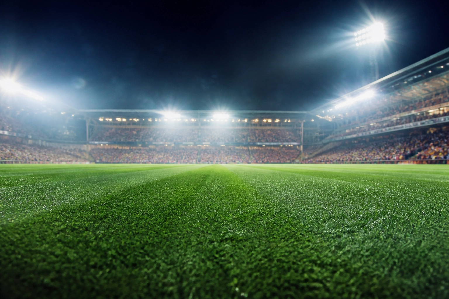 Selhurst Park Stadion unter Flutlicht zur Premier League Analyse Crystal Palace gegen West Ham.