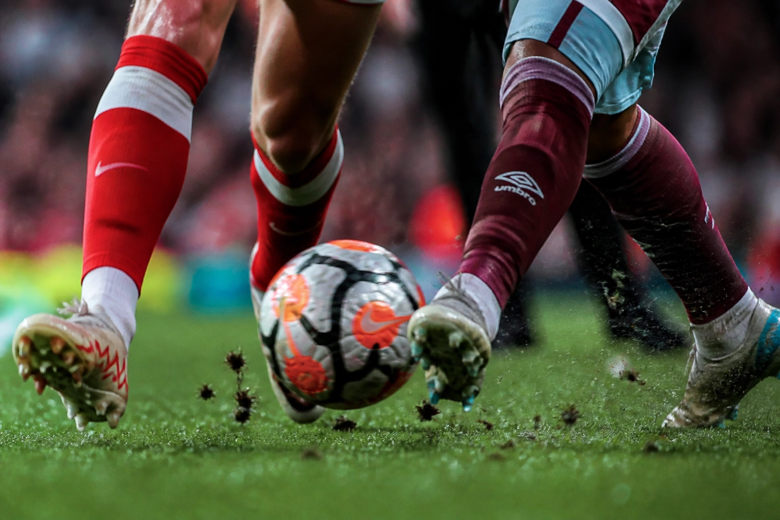 Intensiver Zweikampf in der Premier League zwischen Arsenal und Burnley Spielern im Emirates Stadium.