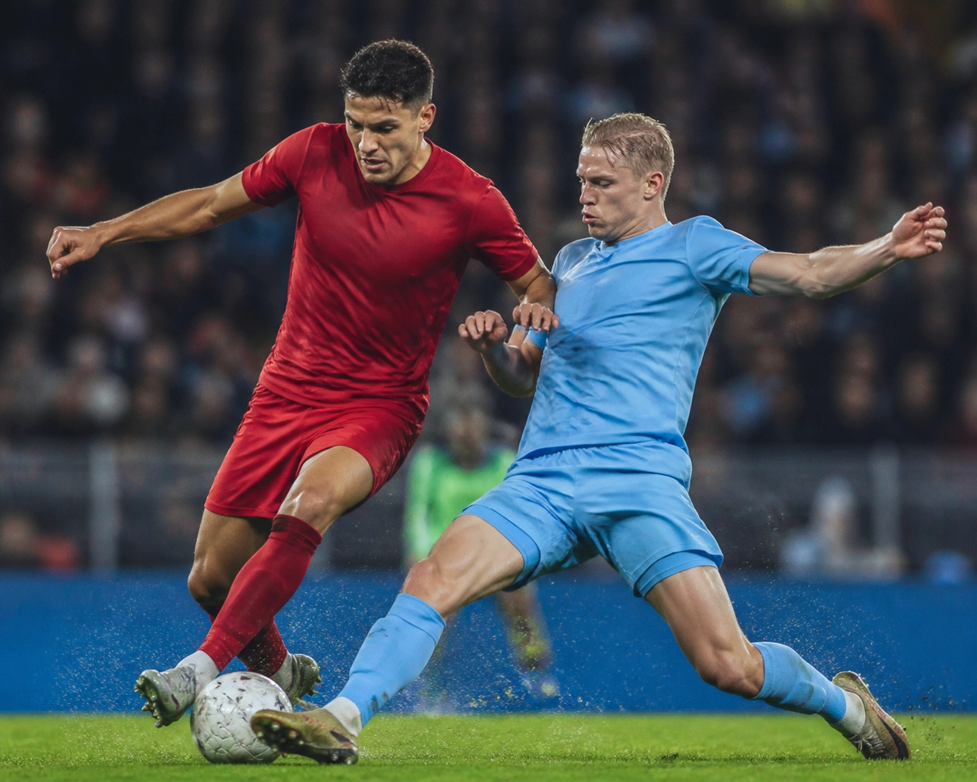 Intensiver Zweikampf zwischen AS Rom und Lazio Rom Spielern im Serie A Derby am 18. Mai 2026.