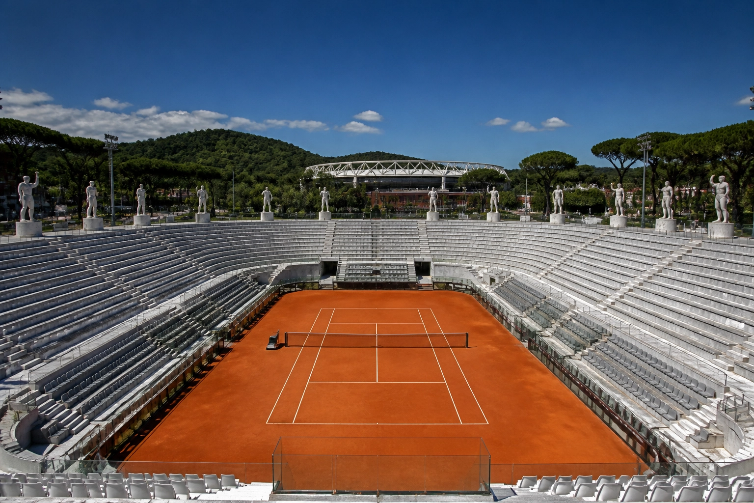 Campo Centrale im Foro Italico: Der rote Sandplatz in Rom bei strahlendem Sonnenschein.
