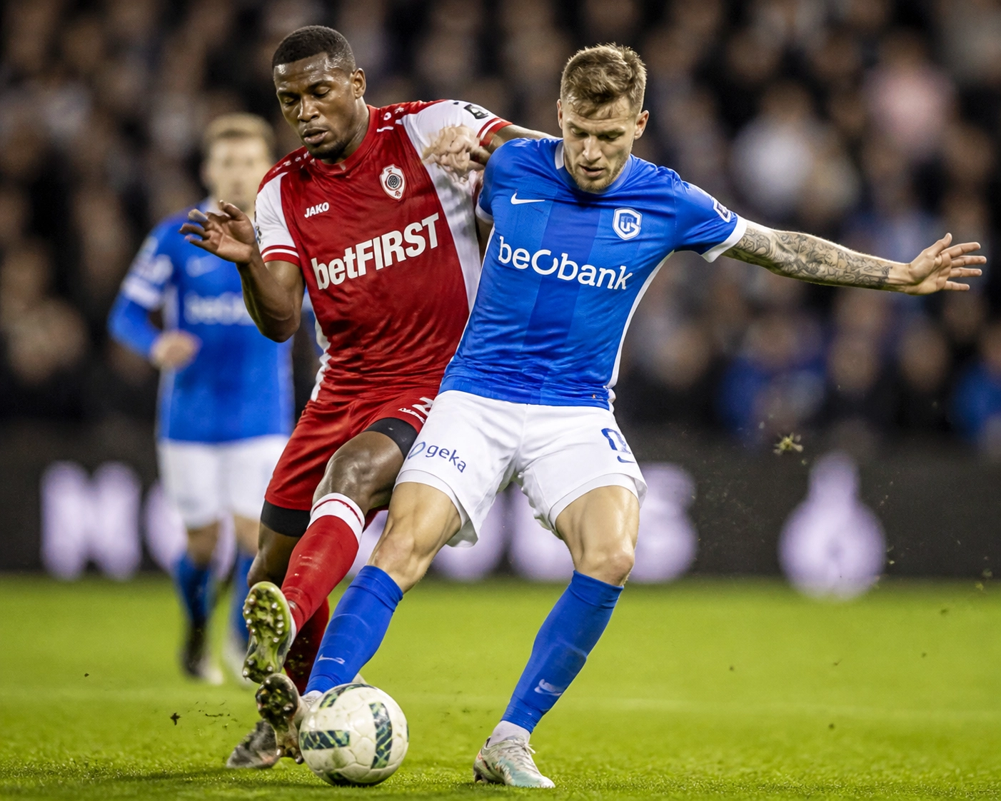 Intensiver Zweikampf zwischen KRC Genk und Royal Antwerpen in der Pro League.