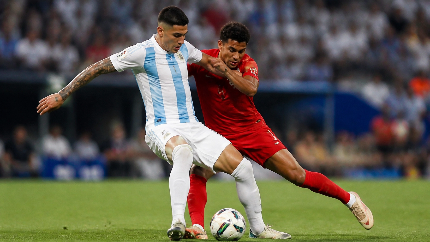 Zweikampf zwischen einem argentinischen und einem österreichischen Spieler beim WM-Duell