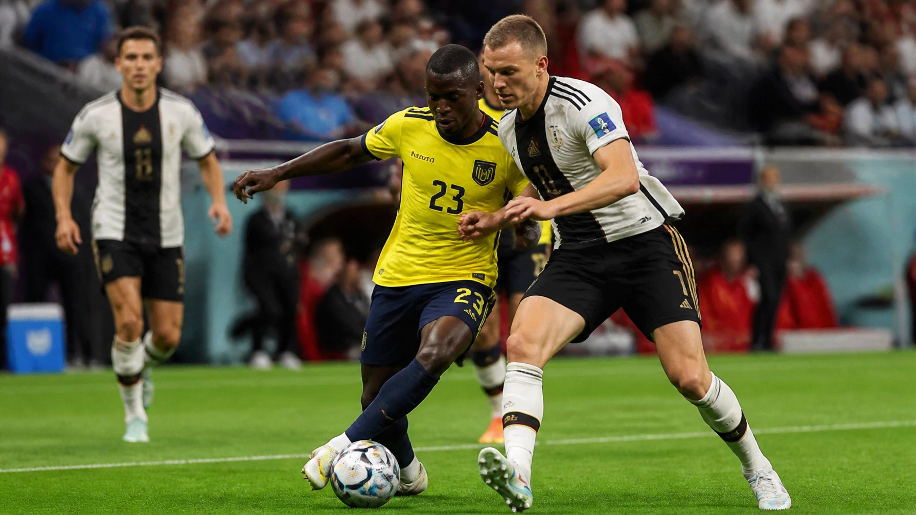 Intensive Zweikampfsituation zwischen Spielern aus Ecuador und Deutschland im MetLife Stadium