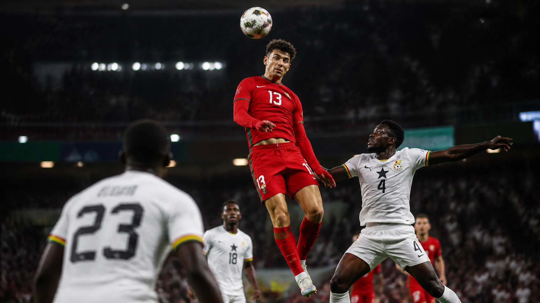 Kopfballduell in einem intensiven Testspiel